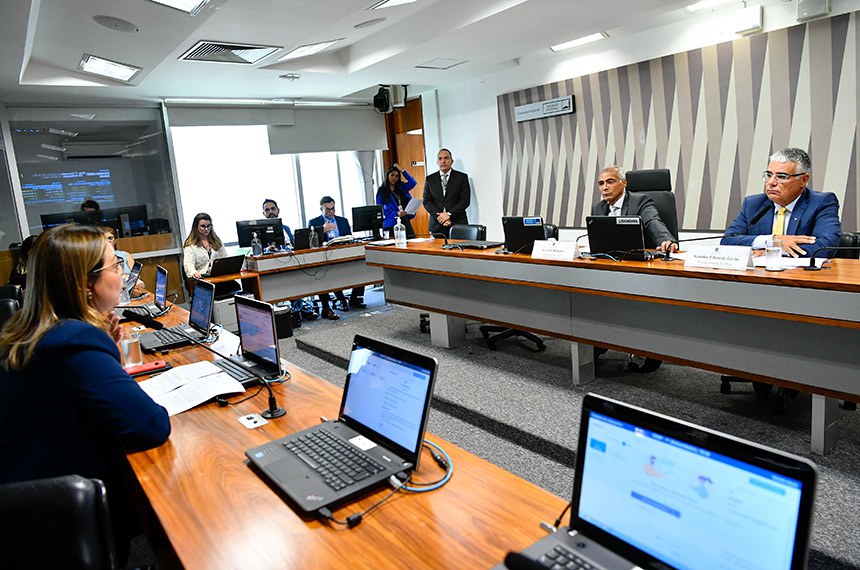 Mesa: 
presidente da CEsp, senador Romário (PL-RJ); 
senador Eduardo Girão (Novo-CE).