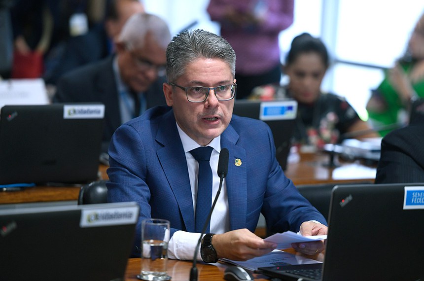 Em pronunciamento, à bancada, relator do PL 4.129/2021, senador Alessandro Vieira (MDB-SE).
