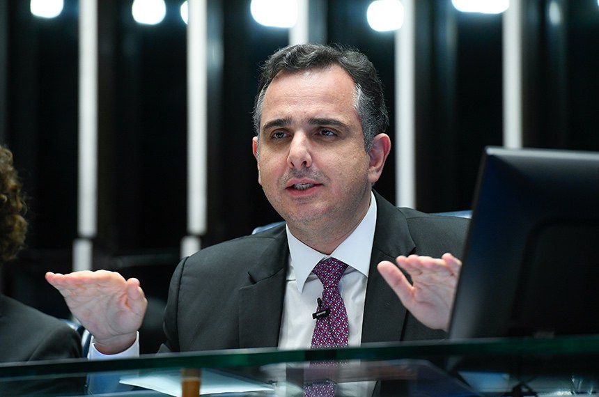 À mesa, presidente do Senado Federal, senador Rodrigo Pacheco (PSD-MG), conduz sessão.