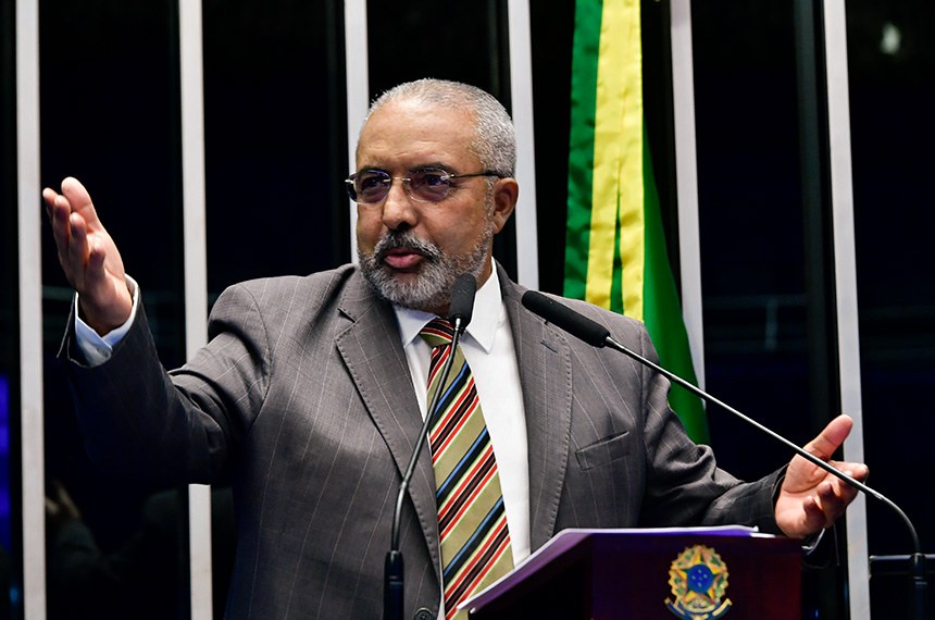 Em discurso, à tribuna, senador Paulo Paim (PT-RS).
