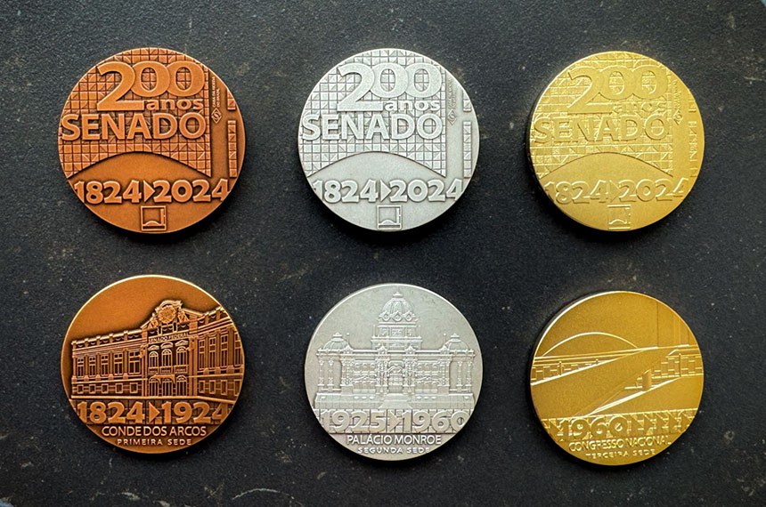 Em cada espécie é retratada uma das sedes, tendo em vista que as fachadas desses palácios constituem representações simbólicas e iconográficas do Senado, associadas à história, política, cultura e arquitetura.
No anverso da medalha, o desenho destaca uma sede: Palácio Conde dos Arcos (bronze), Palácio Monroe (prata) e Palácio do Congresso Nacional (prata dourada). No reverso, elementos modernistas, característicos da arquitetura da atual Casa, compõem a inscrição 200 anos do Senado.