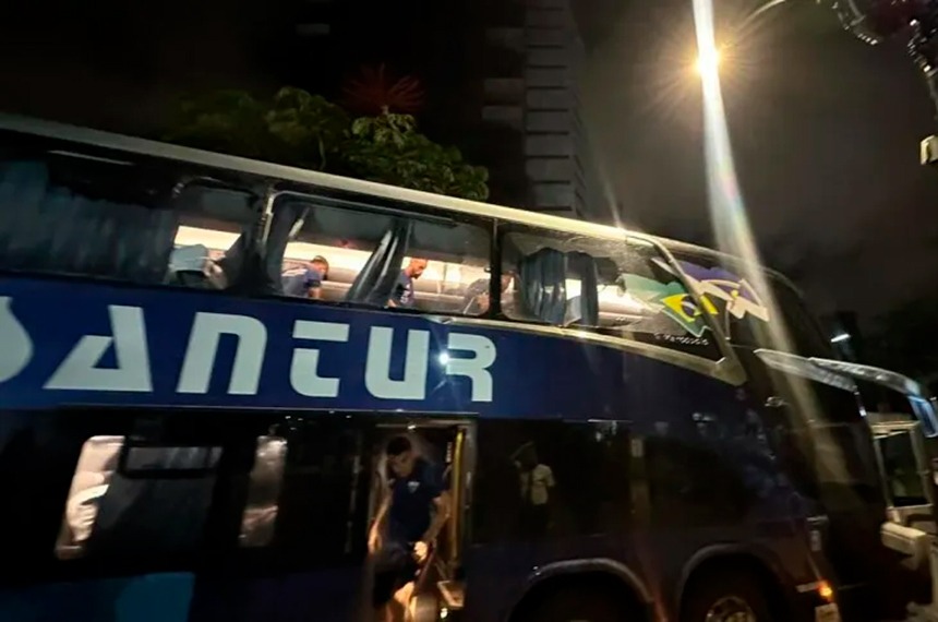 Ônibus com atletas do Fortaleza foi apedrejado após empate com o Sport, na Arena Pernambuco, durante a noite de 21 de fevereiro último - Foto: csasse
