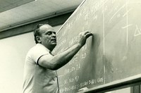 CE aprova nome do físico César Lattes no 'Livro dos Heróis e Heroínas da Pátria'