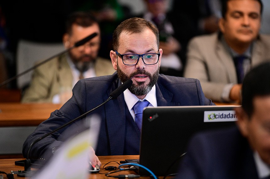 Em pronunciamento, à bancada, senador Jorge Seif (PL-SC).