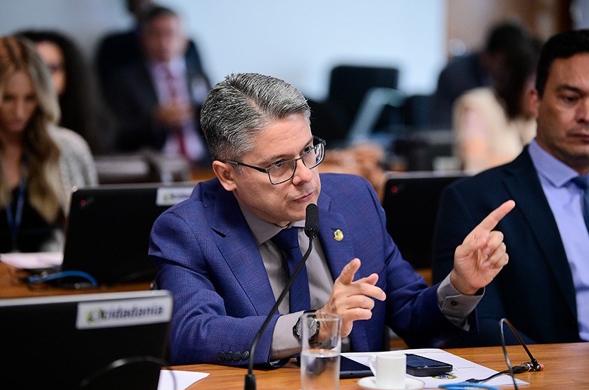 Em pronunciamento, à bancada, senador Alessandro Vieira (MDB-SE).