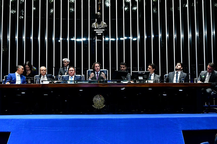 Mesa:
deputado Gilson Daniel (Podemos-ES);
presidente do Fórum de Operadores Hoteleiros do Brasil (FOHB), Orlando Souza;
presidente da Associação Brasileira da Indústria de Hotéis (Abih), Manoel Cardoso Linhares;
presidente e requerente desta sessão, senador Veneziano Vital do Rêgo (MDB-PB);
secretário desta sessão;
advogado e representante da Associação Brasileira de Resorts - Resorts Brasil, Thiago de Mattos Marques;
diretor-executivo da Frente Parlamentar Mista da Hotelaria Brasileira, Leonardo Volpatti;
senador Flávio Bolsonaro (PL-RJ).