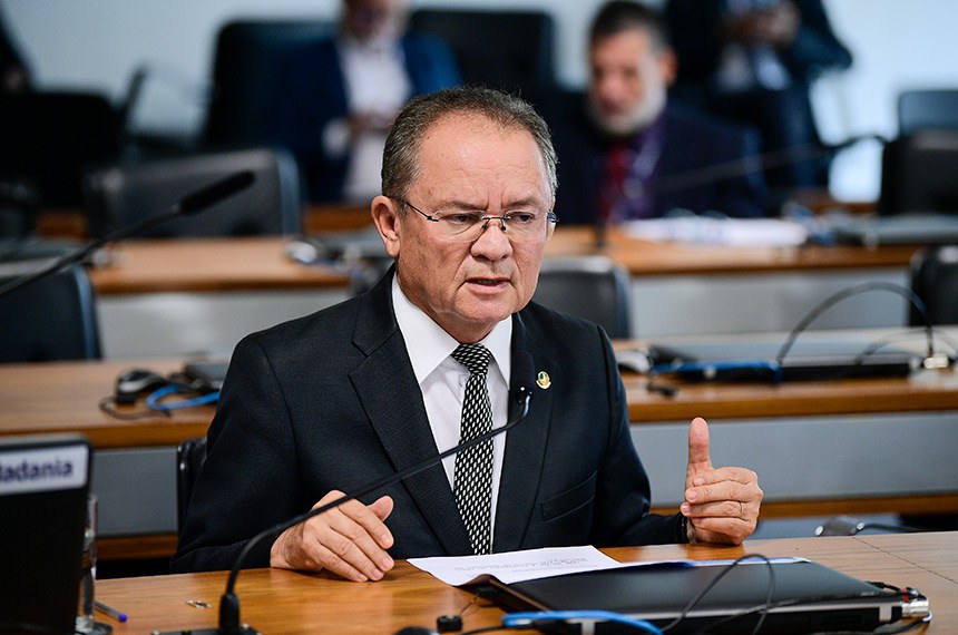 À bancada, em pronunciamento, relator do PL 169/2020, senador Zequinha Marinho (Podemos-PA).