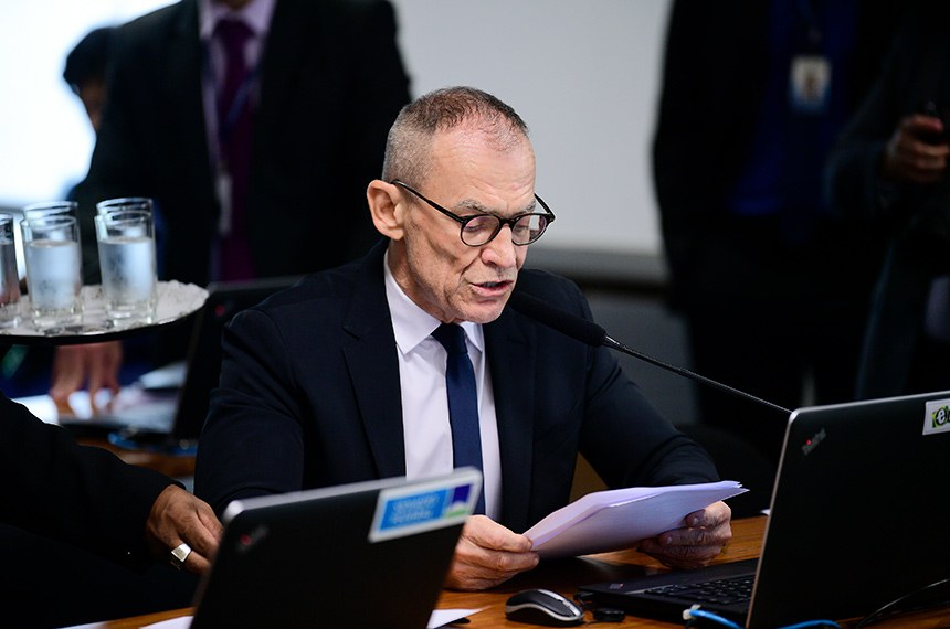 Em pronunciamento, à bancada,  senador Fabiano Contarato (PT-ES).