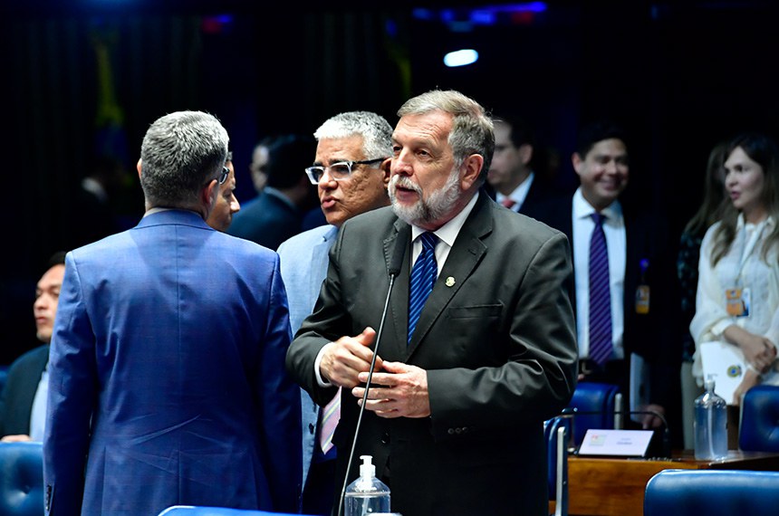 Em pronunciamento, à bancada, senador Flávio Arns (PSB-PR).