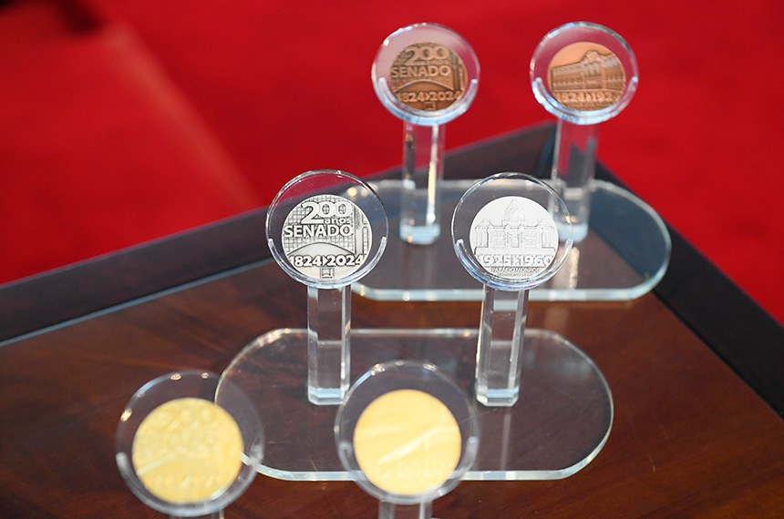 Em destaque, medalhas.