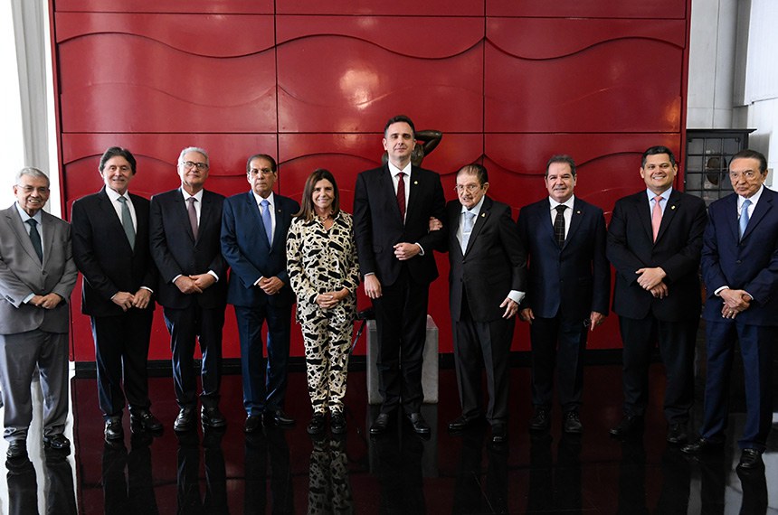 Posam para fotografia:
ex-presidente do Senado Federal, Garibaldi Alves Filho (RN);
ex-presidente do Senado Federal, deputado Eunício Oliveira (MDB-CE);
ex-presidente do Senado Federal, senador Renan Calheiros (MDB-AL);
ex-presidente do Senado Federal, senador Jader Barbalho (MDB-PA);
representante do ex-presidente da República e ex-presidente do Senado Federal, José Sarney, deputada Roseana Sarney (MDB-MA);
presidente do Senado Federal, senador Rodrigo Pacheco (PSD-MG);
ex-presidente do Senado Federal, Mauro Benevides; 
 ex-presidente do Senado Federal, Tião Viana (AC); 
ex-presidente do Senado Federal, senador Davi Alcolumbre (União-AP);
ex-presidente do Senado Federal, Edison Lobão.