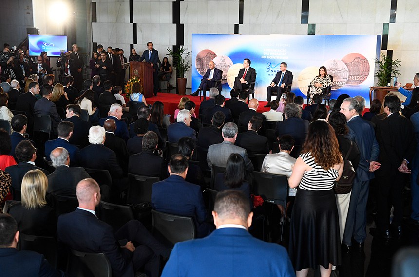 Participam:
presidente da Casa da Moeda do Brasil, Sérgio Perini Rodrigues;
presidente do Senado Federal, senador Rodrigo Pacheco (PSD-MG); 
primeiro-secretário do Sen ado Federal e presidente da Comissão Curadora dos 200 anos do Senado Brasileiro, senador Rogério Carvalho (PT-SE);
representante do ex-presidente da República e ex-presidente do Senado Federal, José Sarney, deputada Roseana Sarney (MDB-MA).
