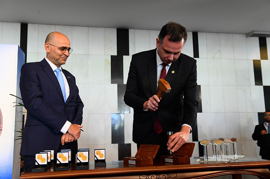 Presidente da Casa da Moeda do Brasil, Sérgio Perini Rodrigues, em conjunto com o presidente do Senado Federal, senador Rodrigo Pacheco (PSD-MG), conduz a cerimônia da quebra de cunhos.