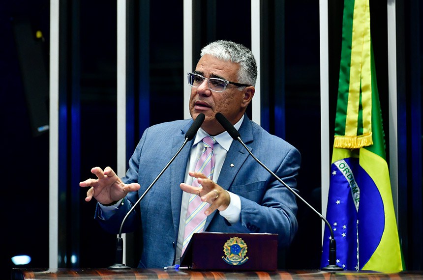 Em discurso, à mesa, senador Eduardo Girão (Novo-CE).
