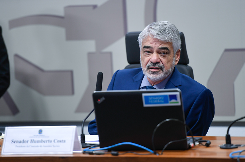 Presidente da CAS, Humberto Costa leu as regras do Regimento Interno referentes às atas das comissões e assegurou que as duas atas questionadas estão em conformidade com as normas do Senado - Foto: Edilson Rodrigues/Agência Senado