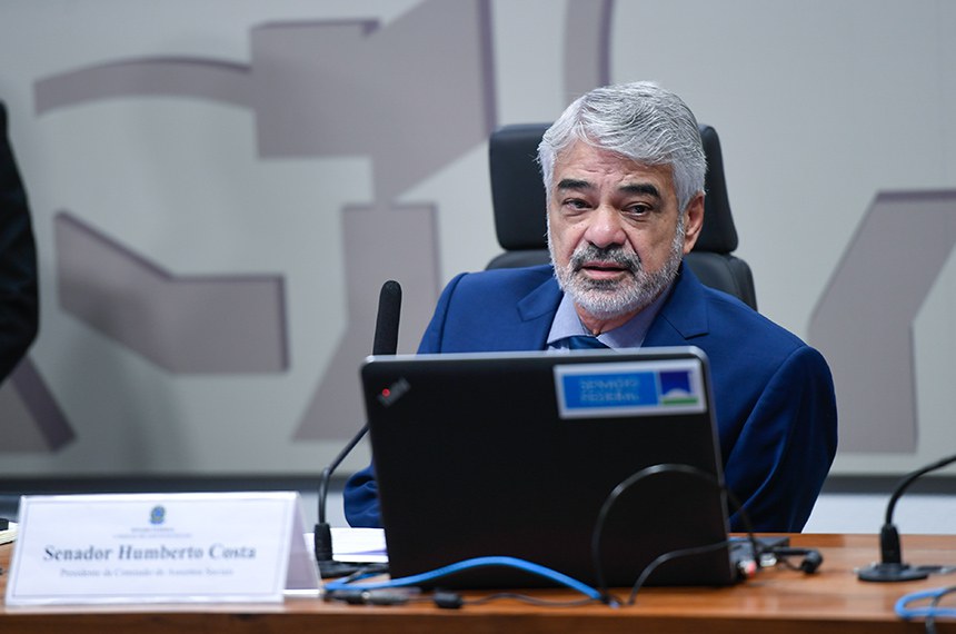 À mesa, presidente da CAS, senador Humberto Costa (PT-PE), conduz reunião.