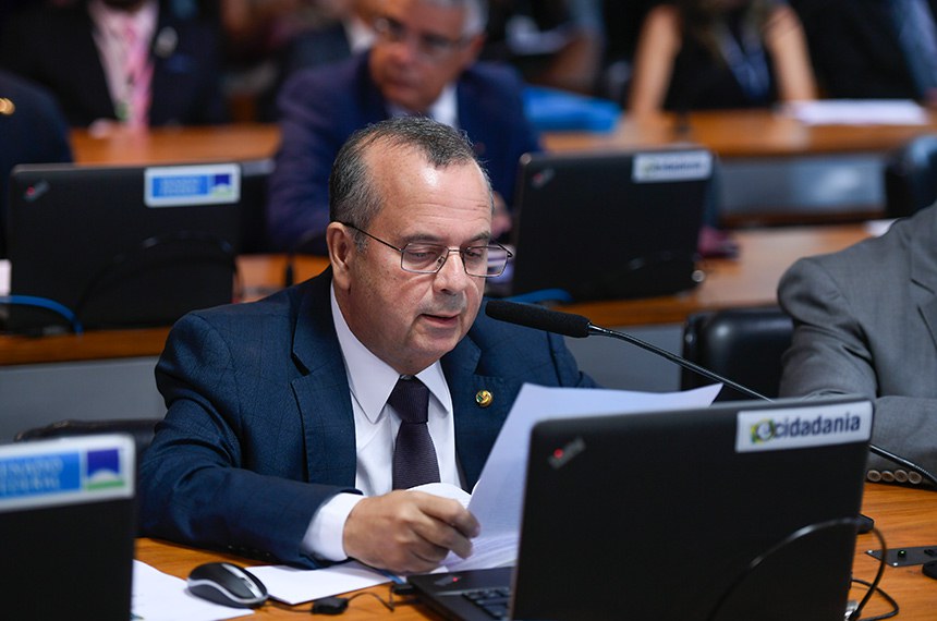 Em pronunciamento, à bancada, senador Rogerio Marinho (PL-RN).