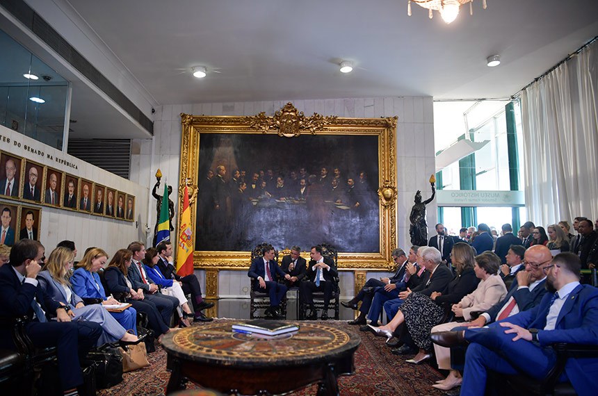 Participam: 
presidente do Governo da Espanha, Pedro Sánchez;
tradutor;
presidente do Senado Federal, senador Rodrigo Pacheco (PSD-MG);
senador Rogério Carvalho (PT-SE); 
senador Efraim Filho (União-PB); 
senador Jaques Wagner (PT-BA); 
senador Astronauta Marcos Pontes (PL-SP); 
senadora Leila Barros (PDT-DF); 
senadora Tereza Cristina (PP-MS); 
senador Esperidião Amin (PP-SC); 
senador Jorge Seif (PL-SC); 
senador Randolfe Rodrigues (sem partido-AP);
senadora Teresa Leitão (PT-PE).