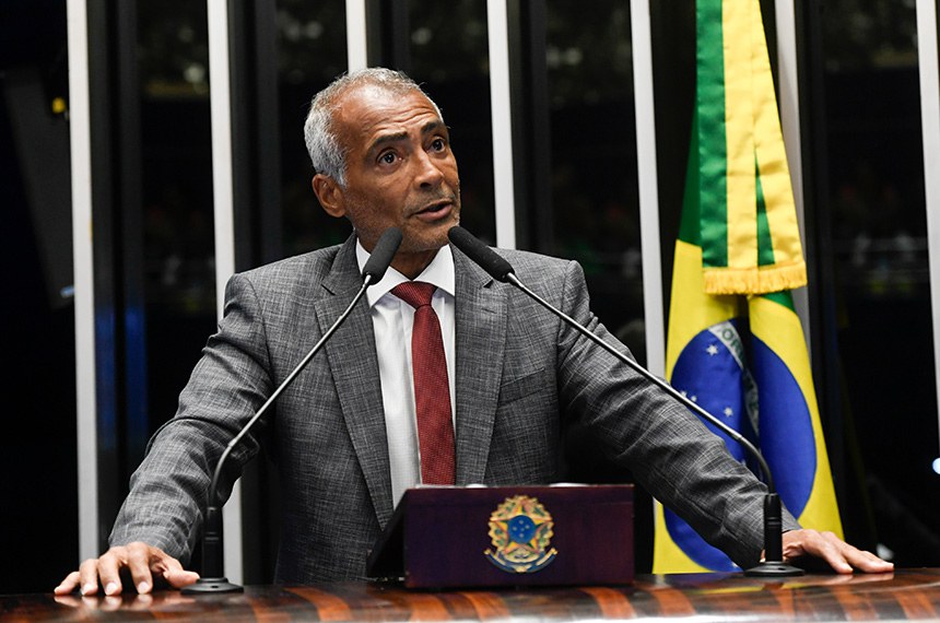 Em discurso, à tribuna, senador Romário (PL-RJ).