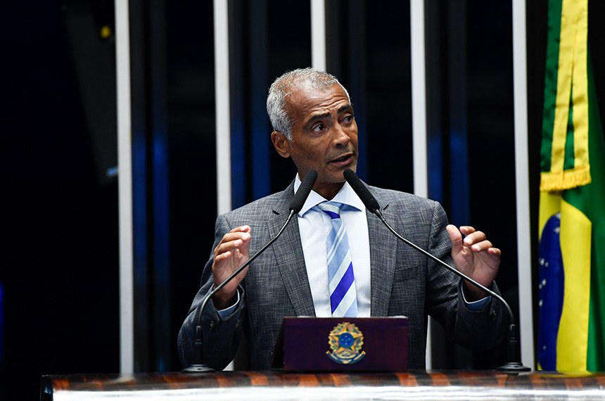 Em discurso, à tribuna, senador Romário (PL-RJ).