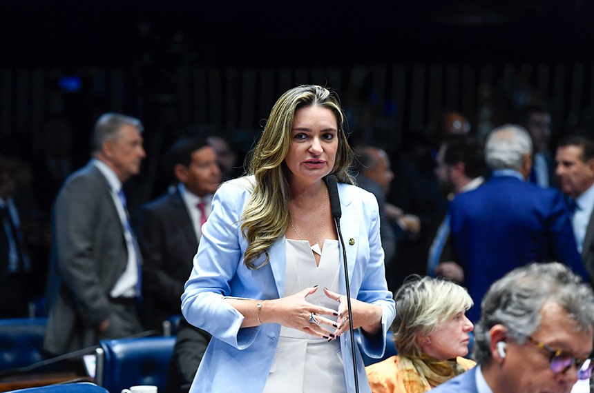 Em pronunciamento, à bancada, senadora Augusta Brito (PT-CE); .