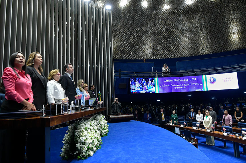 O presidente do Senado, Rodrigo Pacheco, e as senadores integrantes da Bancada Feminina durante a execução do Hino Nacional, na sessão solene de entrega do Diploma Bertha Lutz - Foto: Geraldo Magela/Agência Senado