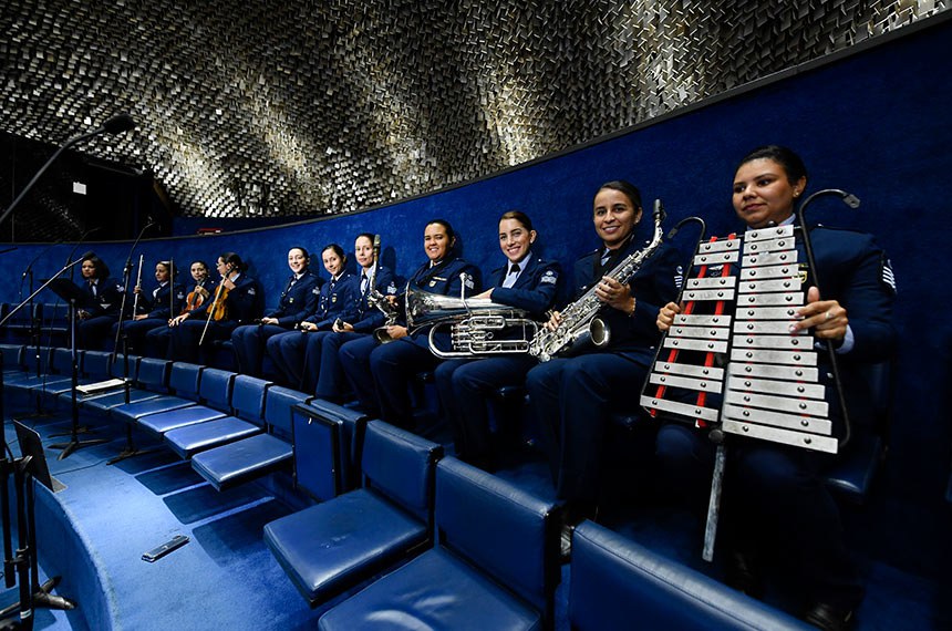 Na galeria, Orquestra Sinfônica da Força Aérea Brasileira.