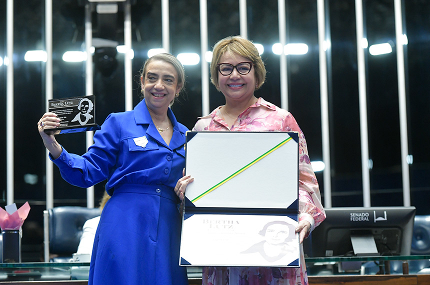 Eugênia Villa, delegada da Polícia Civil do Piauí, recebe o diploma Bertha Lutz das mãos da senadora Jussara Lima - Foto: Geraldo Magela/Agência Senado