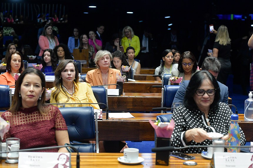 À bancada: 
senadora Professora Dorinha Seabra (União-TO); 
senadora Margareth Buzetti (PSD-MT); 
senadora Damares Alves (Republicanos-DF).
