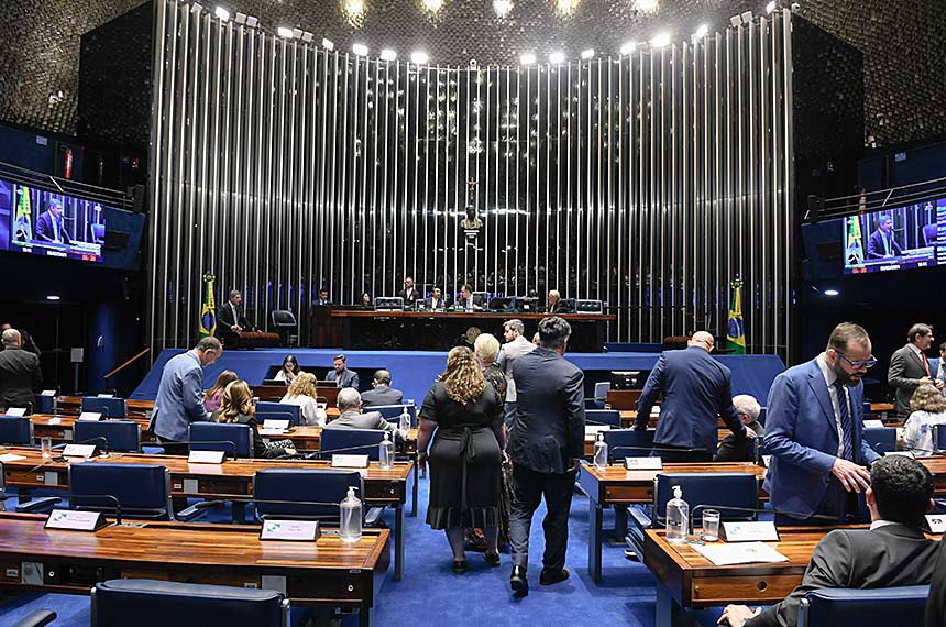 Mesa:  
senador Giordano (MDB-SP); 
presidente do Senado Federal, senador Rodrigo Pacheco (PSD-MG), conduz sessão; 
secretário-geral da Mesa do Senado Federal, Gustavo A. Sabóia Vieira;
senador Jaques Wagner (PT-BA).