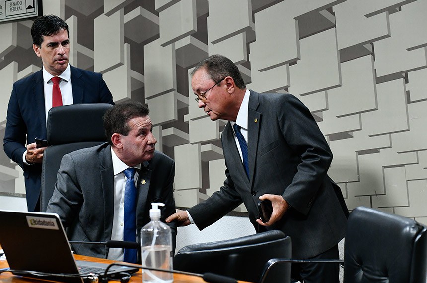Presidente da CAE, senador Vanderlan Cardoso (PSD-GO), conversa com senador Zequinha Marinho (Podemos-PA).