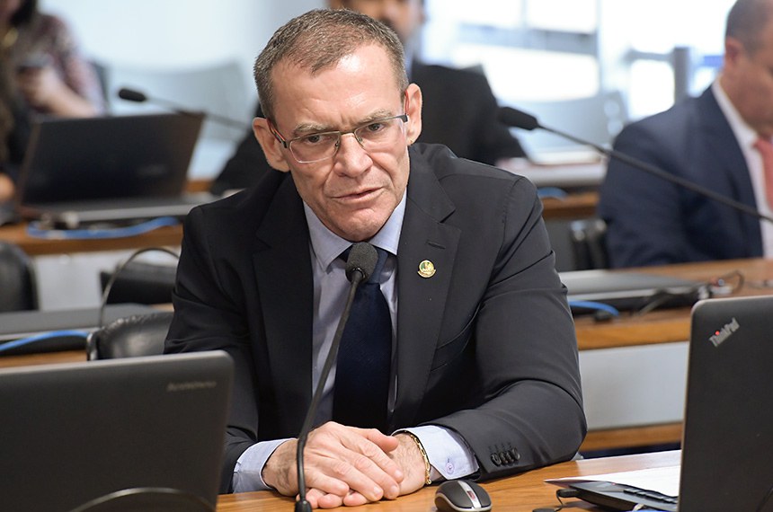 À bancada, em pronunciamento, senador Fabiano Contarato (Rede-ES).
