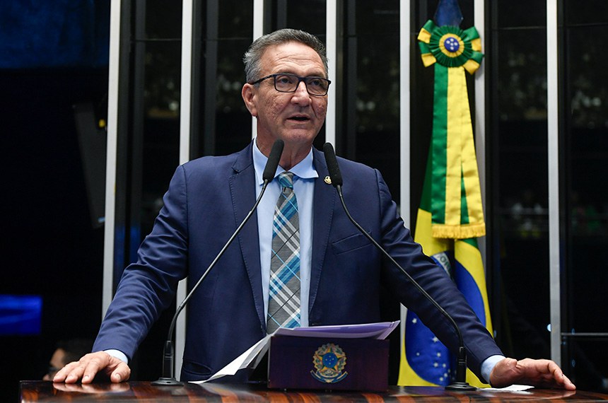 Em discurso, à tribuna, senador Lucas Barreto (PSD-AP).