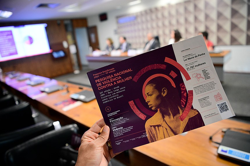 Mesa:
coordenadora-geral de Garantia de Direitos e Acesso à Justiça do Ministério das Mulheres, Sandra Bazzo;
coordenador do Instituto DataSenado, Marcos Ruben de Oliveira;
presidente da CDH, senador Paulo Paim (PT-RS);
chefe do Serviço de Pesquisa e Análise do DataSenado, Isabela de Souza Lima Campos;
coordenadora-geral de Promoção dos Direitos das Pessoas LGBTQIA+ do Ministério dos Direitos Humanos e Cidadania (MDH), Dayana Brunetto.