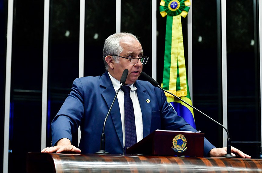 À tribuna, em discurso, senador Izalci Lucas (PSDB-DF). 