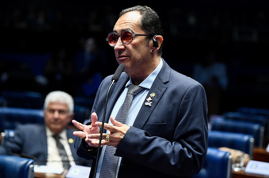 Em pronunciamento, à bancada, senador Jorge Kajuru (PSB-GO).