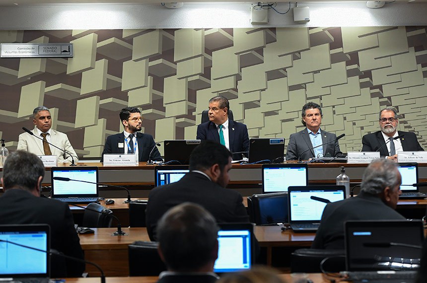 Mesa:
representante dos Técnicos em Patologia Clínica, David Oliveira Barbosa;
coordenador da área de Estudos Técnicos Confederação Nacional dos Municípios (CNM), Vinicius Almeida;
presidente eventual da CAE, senador Nelsinho Trad (PSD-MS);
presidente da Confederação das Santas Casas de Misericórdia, Hospitais e Entidades Filantrópicas (CMB), Mirocles Campos Véras Neto;
presidente do Conselho Federal de Odontologia (CFO), Juliano do Vale.