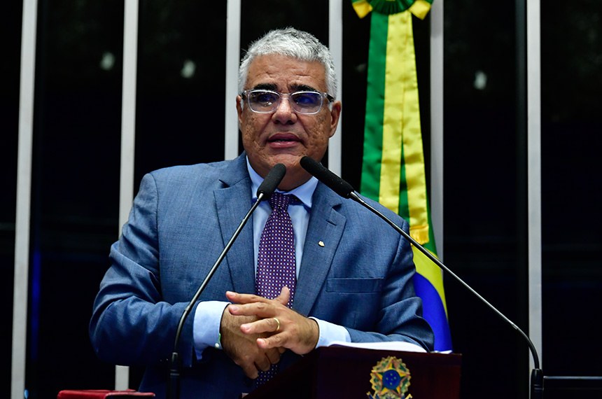 À tribuna, em discurso, senador Eduardo Girão (Novo-CE).