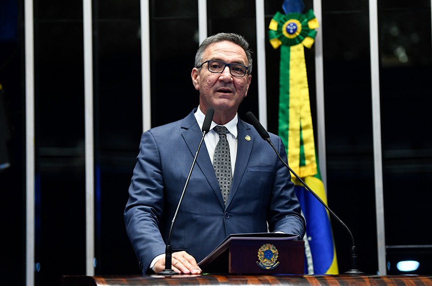 Em discurso, à tribuna, senador Lucas Barreto (PSD-AP).