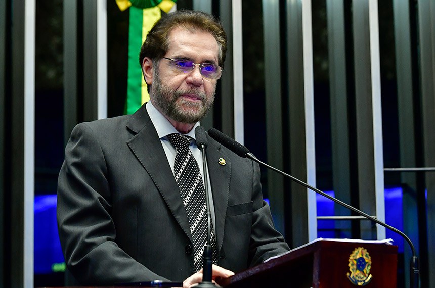 Em discurso, à tribuna, senador Plínio Valério (PSDB-AM).