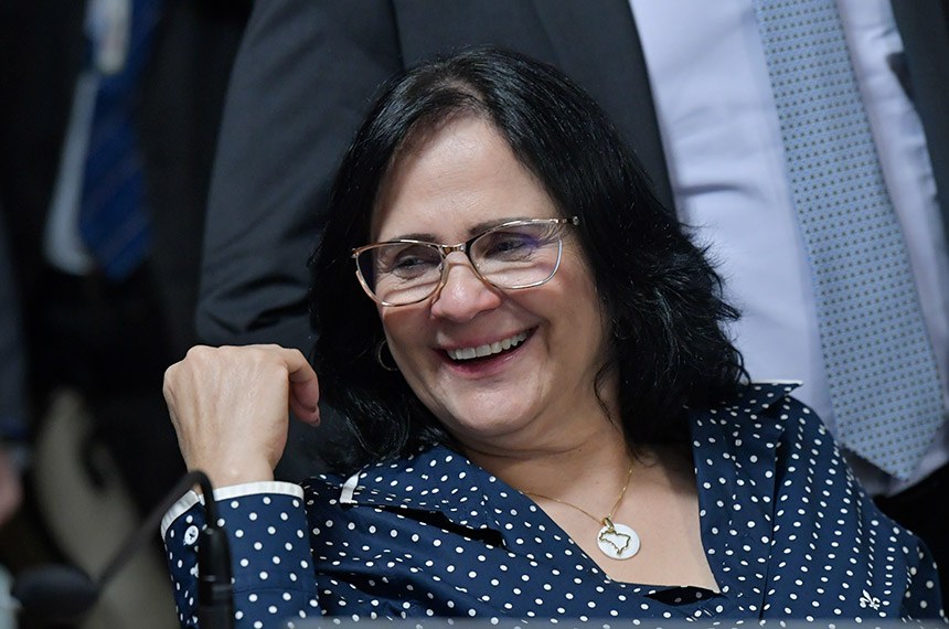 À bancada, senadora Damares Alves (Republicanos-DF).