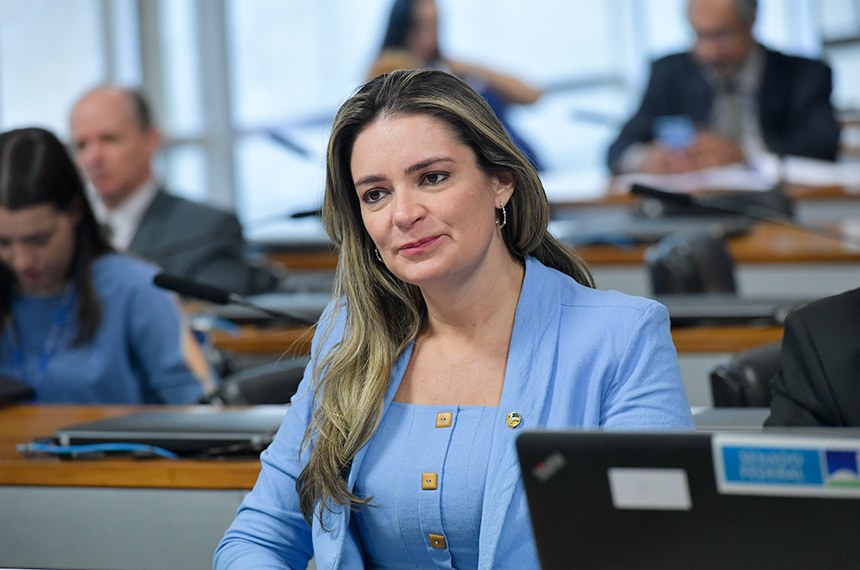 À bancada, senadora Augusta Brito (PT-CE).