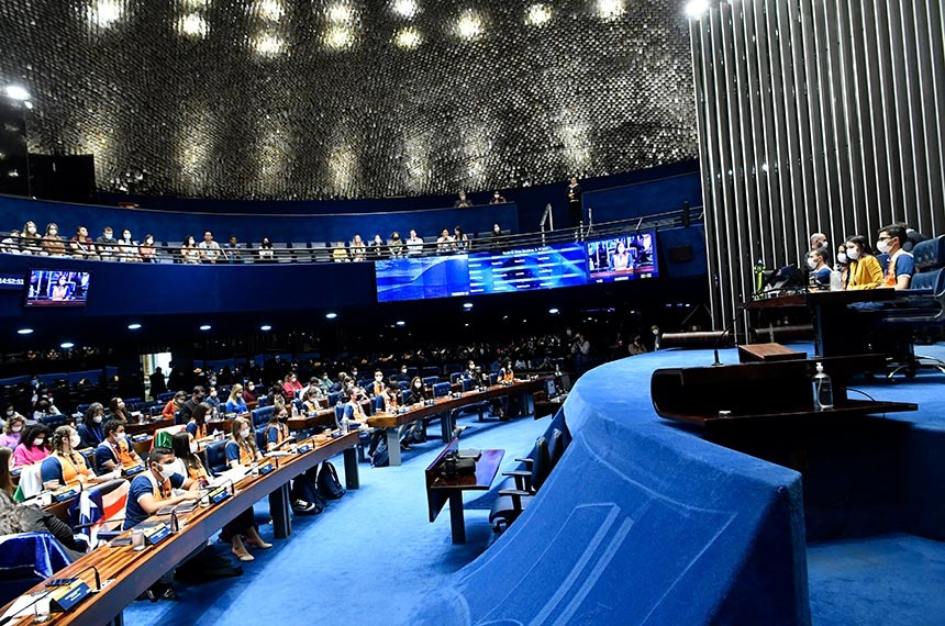 Jovens senadores de 2022 no Plenário do Senado: sugestão virou projeto de lei - Foto: MMULLER