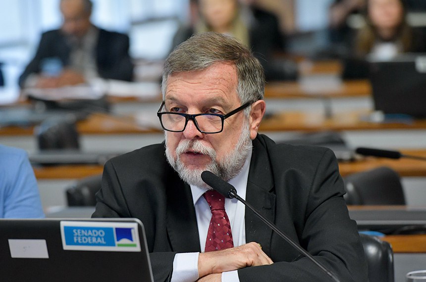 Em pronunciamento, à bancada, senador Flávio Arns (PSB-PR).