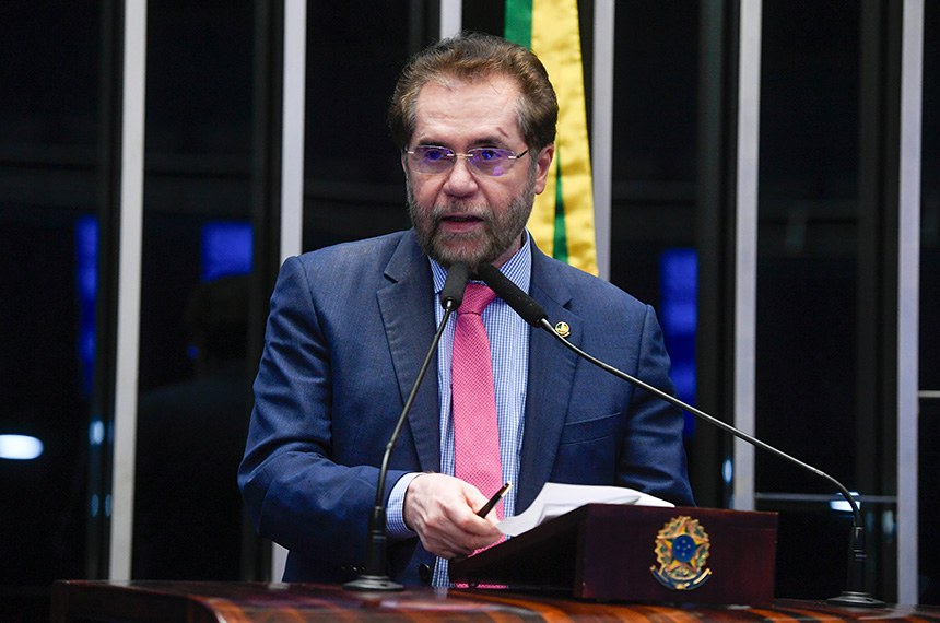 Em discurso, à tribuna, senador Plínio Valério (PSDB-AM).