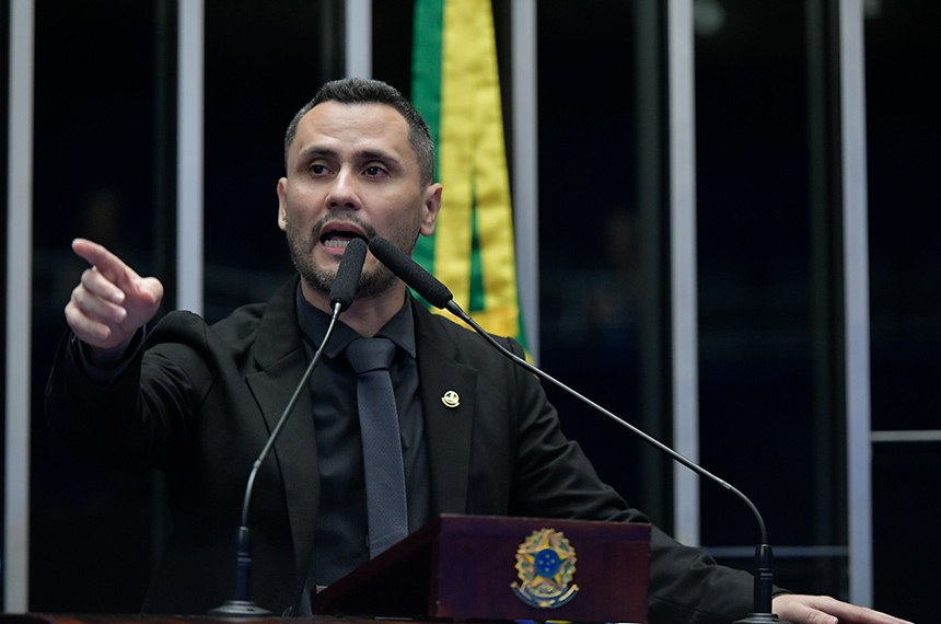 À tribuna, em discurso, senador Cleitinho (Republicanos-MG). 