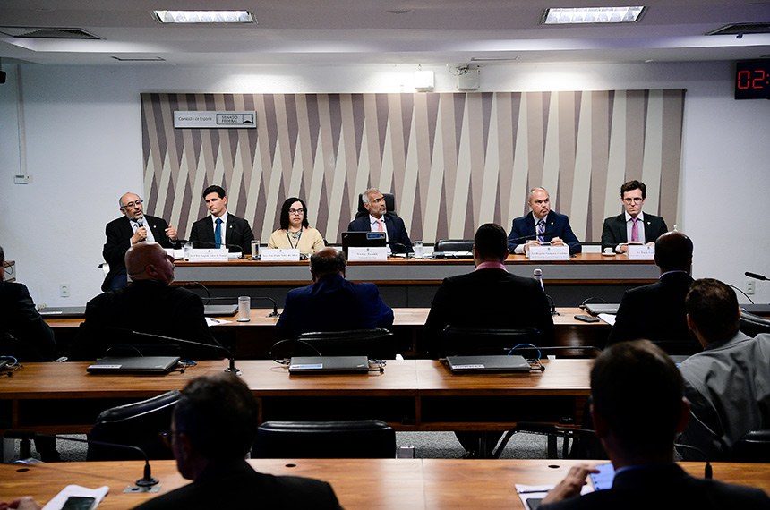 Mesa: 
diretor de Articulação Intersetorial do Ministério da Educação, Roberto Wagner da Silva Rodrigues; 
secretário Nacional do Paradesporto do Ministério do Esporte, Fábio Augusto Lima de Araújo; 
auditora-chefe da Unidade de Auditoria Especializada em Educação, Cultura, Esporte e Direitos Humanos do Tribunal de Contas da União (TCU), Ana Paula Silva da Silva; 
presidente da CEsp, senador Romário (PL-RJ); 
diretor-geral do Comitê Olímpico do Brasil (COB), Rogério Sampaio Cardoso; 
diretor jurídico e compliance do Comitê Paralímpico Brasileiro (CPB), Paulo Losinskas.