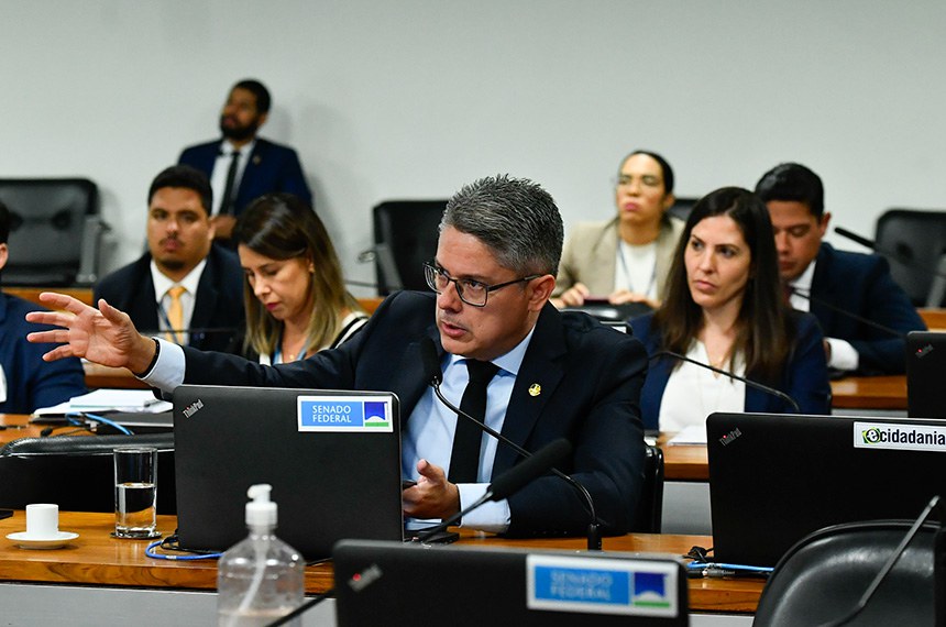 Em pronunciamento, à bancada, senador Alessandro Vieira (MDB-SE).