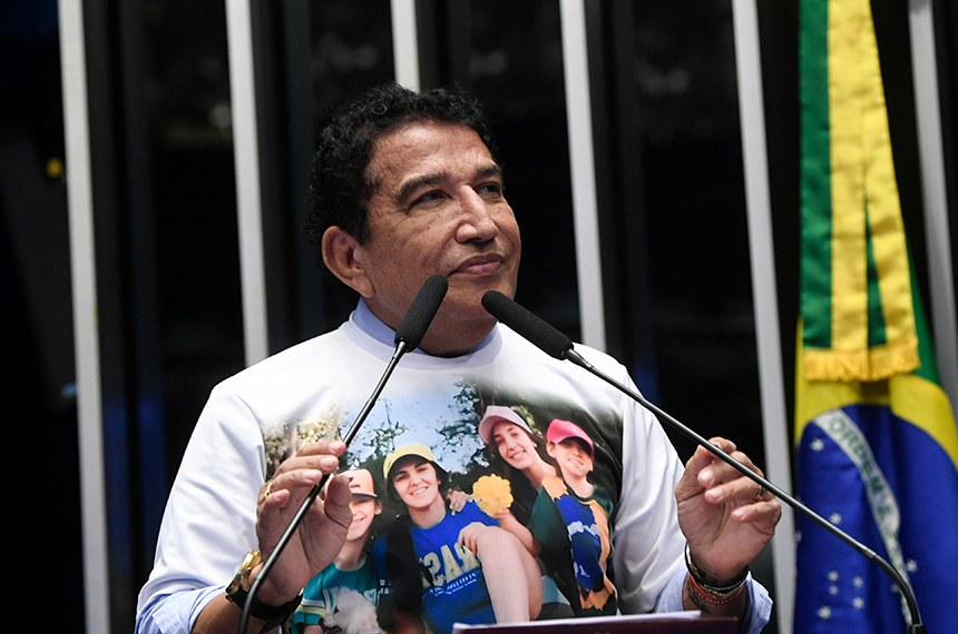 À tribuna, em discurso, senador Magno Malta (PL-ES).