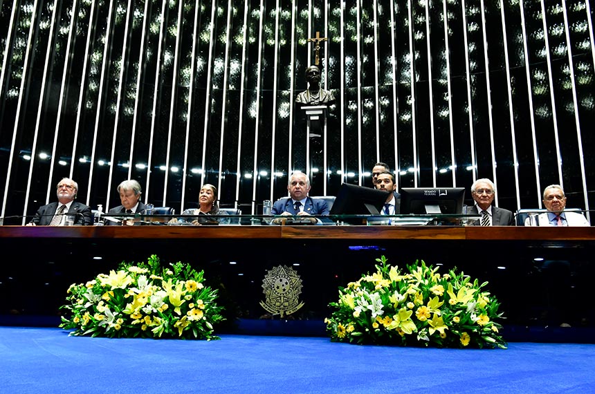 Izalci Lucas (ao centro, com convidados da sessão) presidiu a homenagem ao ex-ministro - Foto: Waldemir Barreto/Agência Senado